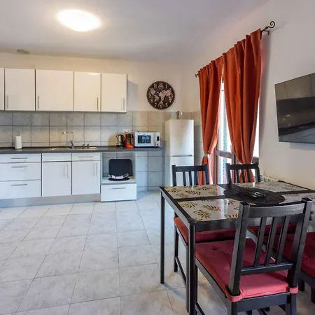 Apartment In 46009 Selce